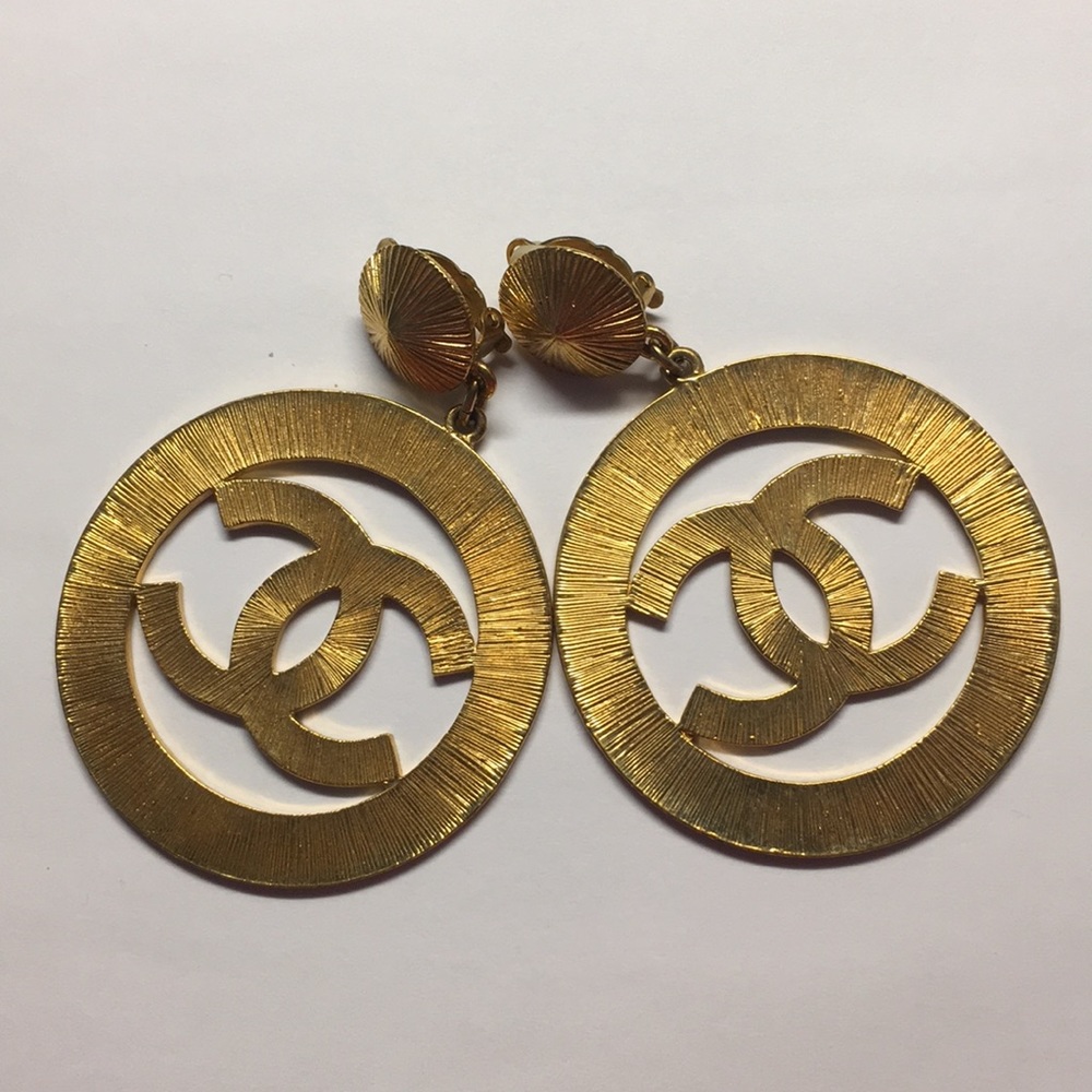 Unbelievable rare vintage Chanel oversized earring - Picture 8 of 8